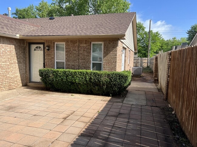 Building Photo - 2241 Donna Dr