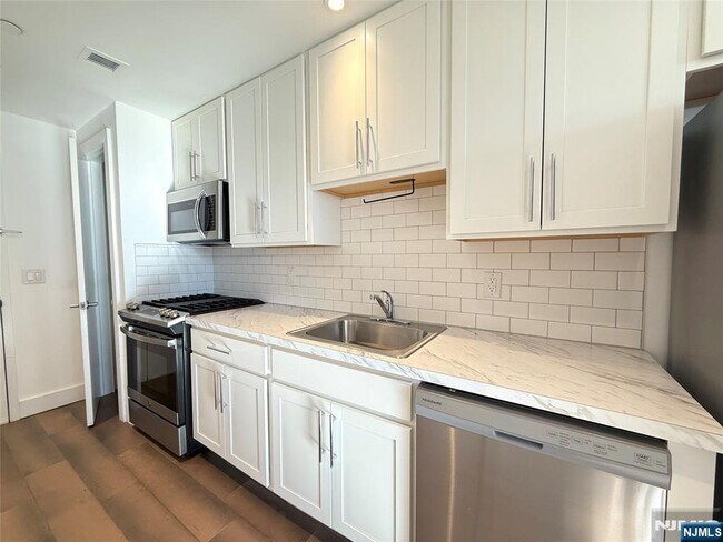 Photo - 3011 Edwin Ave Unidad 5D