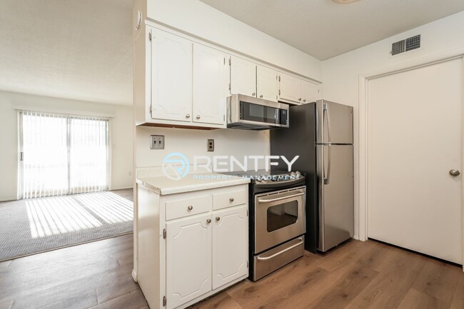 Building Photo - 2205 Sunderland Rd Unit 115D