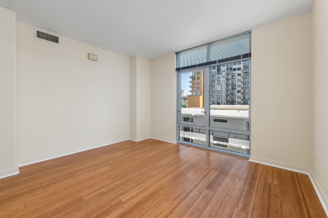 Photo - 425 W Beech St Unidad 611