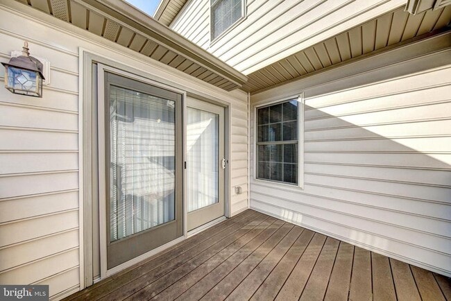 Photo - 689 E Walnut St