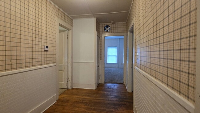 Photo - "Cozy & Convenient 2-Bedroom Duplex In Neenah – 800 Sq Ft of Comfortable Living!" Unit B