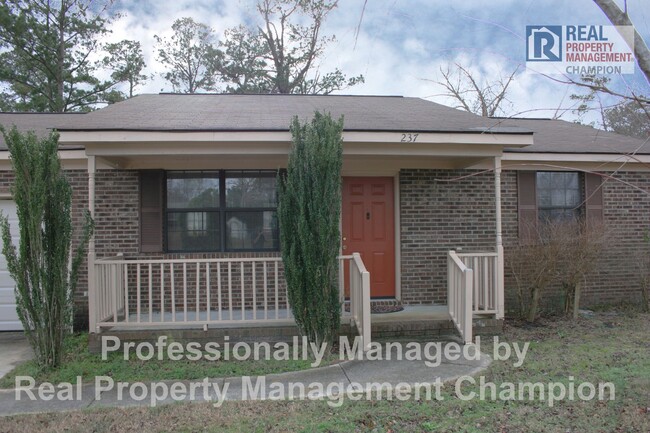 Photo - All Brick Ranch with Attached Garage on La... Casa