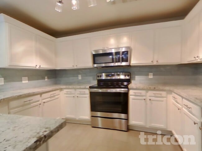 11817 W Poinsettia Dr