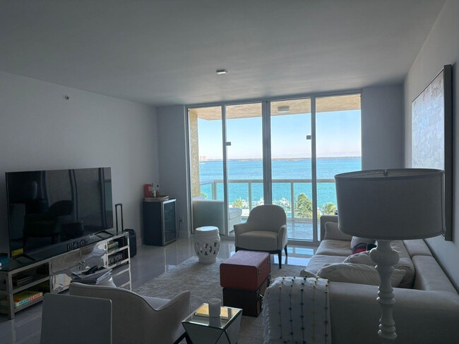 Building Photo - 2650 Lake Shore Dr Unit 803