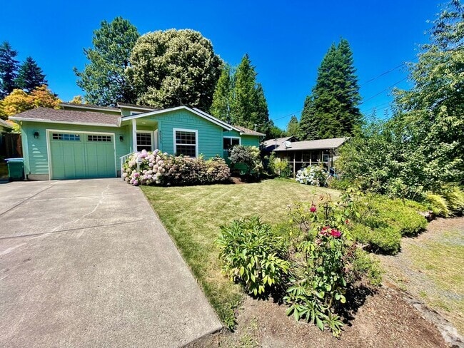 Building Photo - 4 Bed/2.5 Bath Multnomah Village Stunner w... Rental