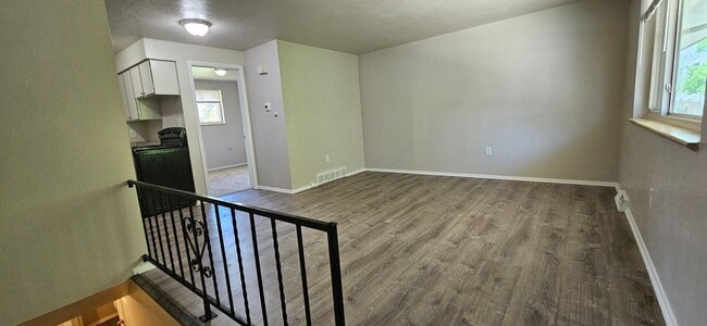 Building Photo - AVAILABLE NOW! Arvada 3 Bed 2 Bath Duplex New Paint New Flooring! Unit 3