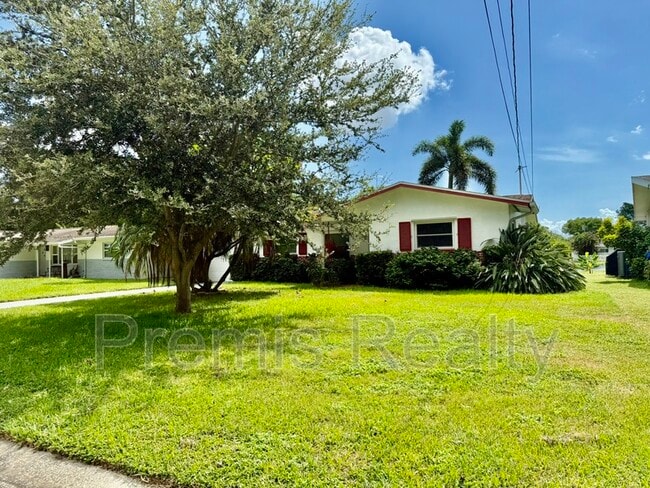 Building Photo - 1229 Lazy Lake Rd W Rental