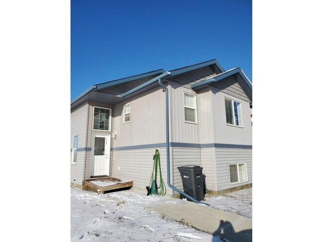 Building Photo - 220 26 St