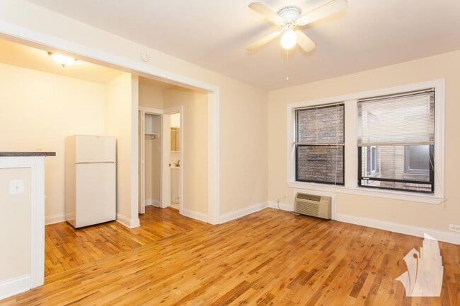 Building Photo - 0 bedroom in Chicago IL 60657 Unit 409