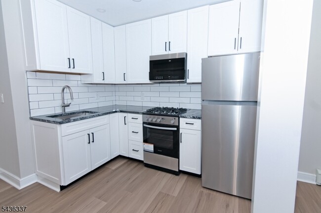 Building Photo - 162 Spring St Unit 4