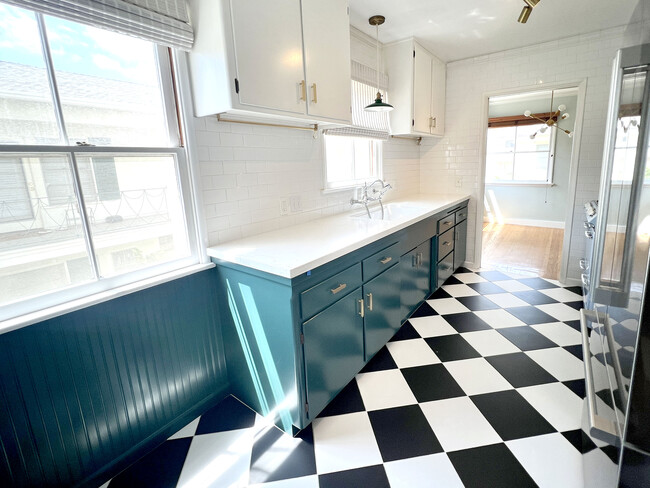 Kitchen with large farmhouse sink. - 1327 N Central Ave Unidad #F
