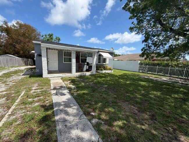 Photo - 2431 Plunkett St