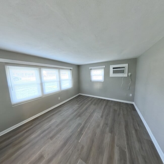 Photo - 2000 Hollis St