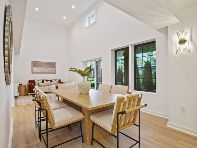 Comedor - The Loren at King Street