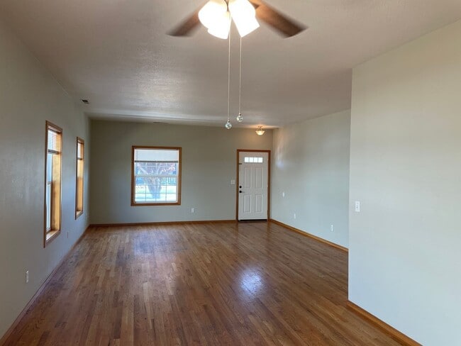 Photo - 830 Isherwood Dr