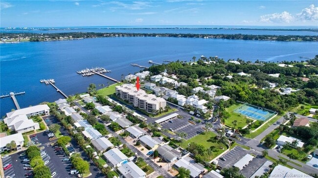 Building Photo - 150 SE Four Winds Dr Unit B303