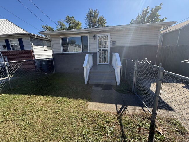 Building Photo - 1724 Selden Ave