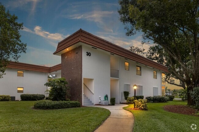 Building Photo - (55+) 2/2 Furnished Condo in Jensen Beach Unit 3008