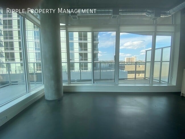 Photo - CORNER UNIT WITH 1 BED+ DEN/1 BATH CONDO IN DOWNTOWN Unit 402
