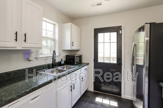 Photo - 2574 Kenilworth Ln NE