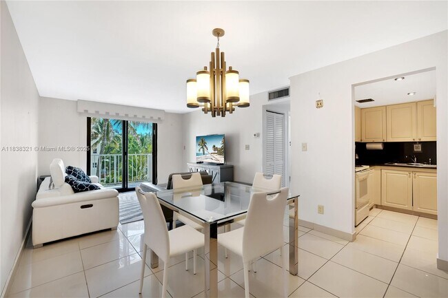 Building Photo - 4301 Collins Ave Unit 410 Rental