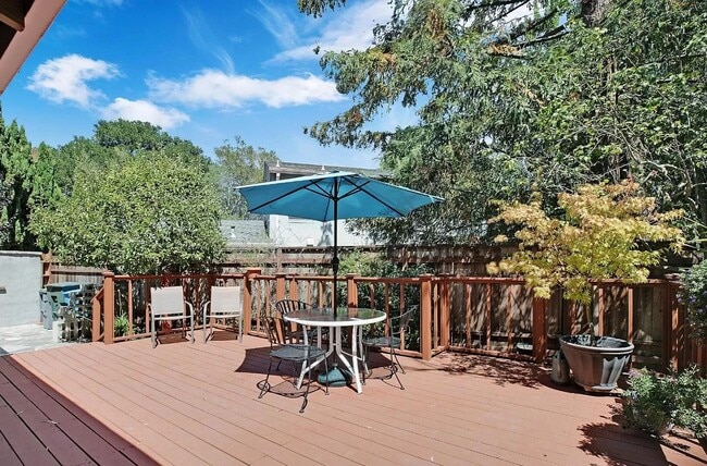 Photo - 405 Cunningham Way