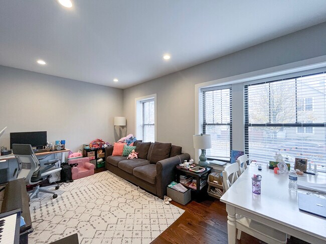 Photo - 1750 W Summerdale Ave Unit 1