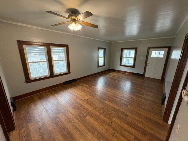 Photo - 2 Bedroom / 1 Bathroom Home for Rent!