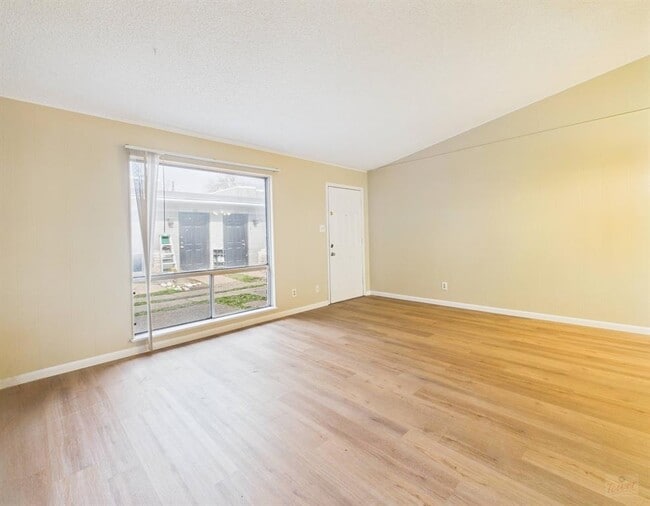 Photo - 616 W 51st St