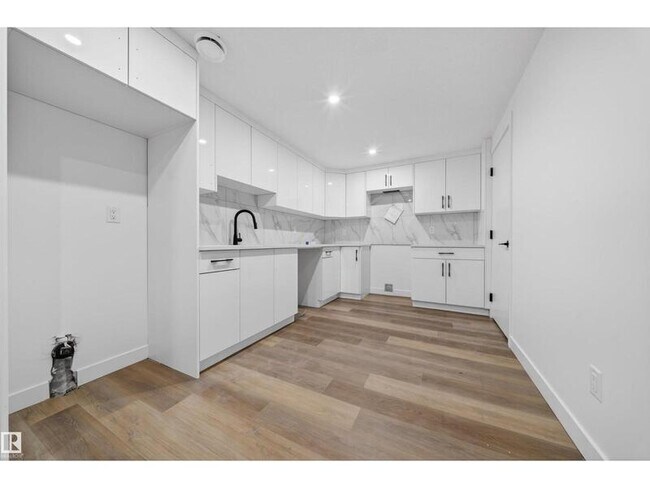 Photo - 5213-104A 104a St NW