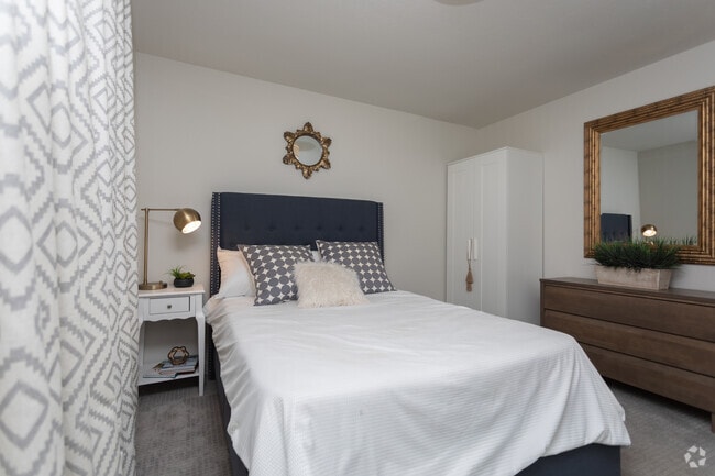 2BR, 2BA - 825 SF