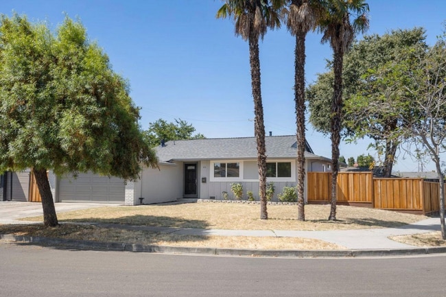Photo - 480 Chinook Ln