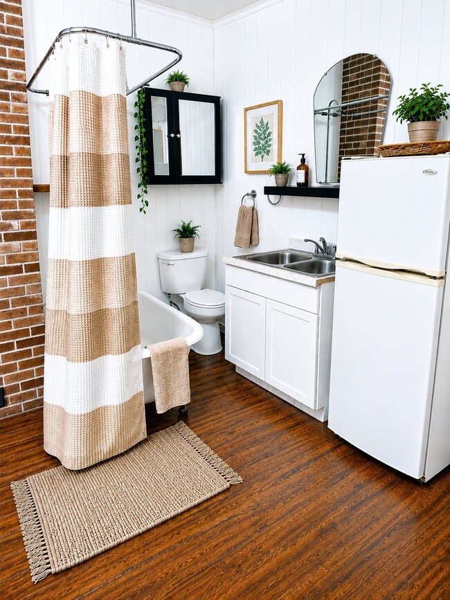Photo - 199 Spring St Unidad B2 (furnished studio)