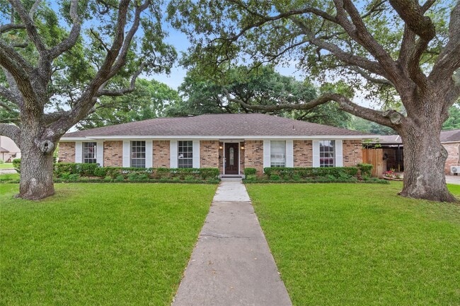 Building Photo - 2001 Briar Ln