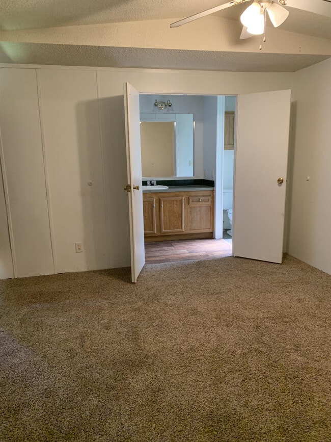 Photo - 600 Davis Cir