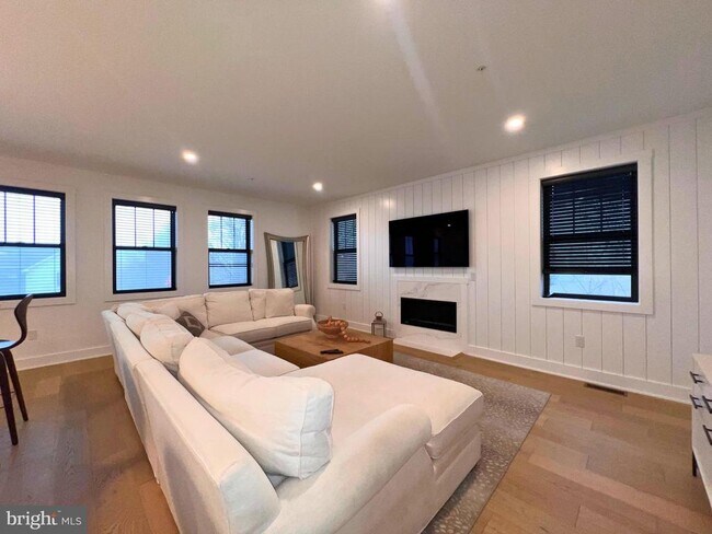 Photo - 986 Henry Ave