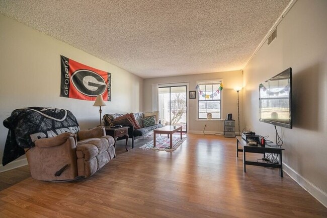 Photo - 290 Appleby Dr