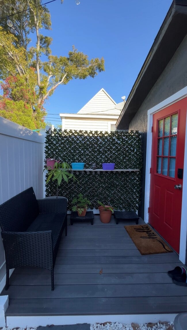 Building Photo - 1034 Queen St N Unit 1