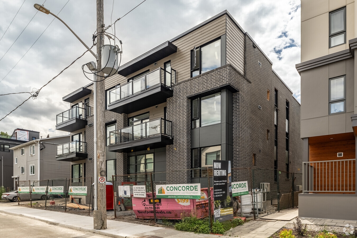 Photo - 266 Carruthers Av