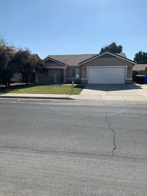 Building Photo - Beautiful 3 Bedroom 2 Bath Available Now! Rental