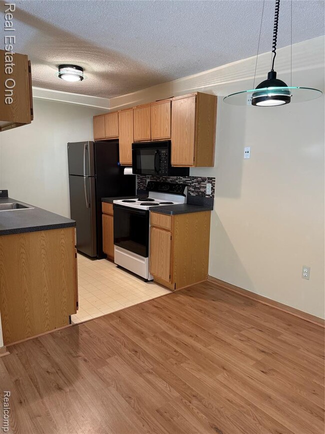 Photo - 24060 Middlebelt Rd