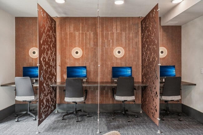 Espacio de coworking: espacio de trabajo profesional gratuito con ordenadores e impresora. Trabaja a distancia sin pagar una membresía de coworking.