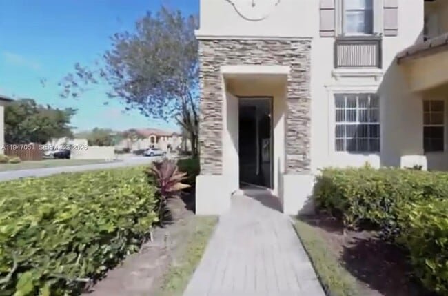 Building Photo - 1485 NE 33rd Rd Unit 101-1