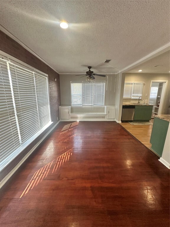 Photo - 3571 Daphne St