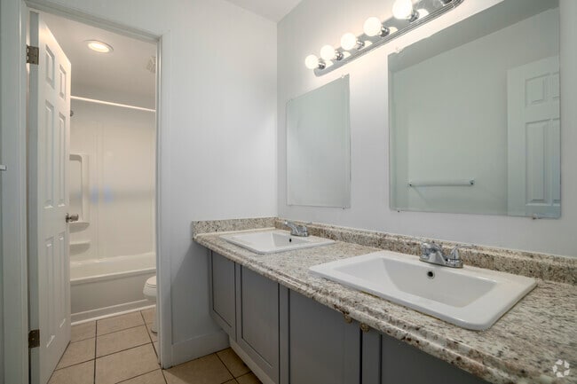 2 habitaciones, 1 baño - 1000 pies cuadrados - Lado este - Baño