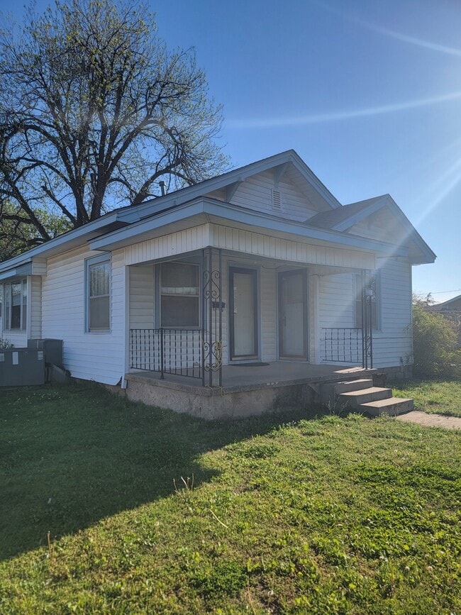 Photo - 2215 E Elm Ave