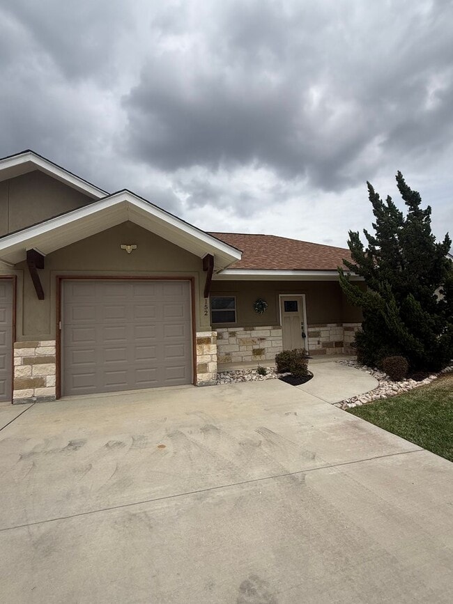 Building Photo - 3 bed 2 bath with Garage and fenced in back yard