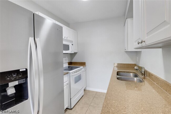 Building Photo - 4635 Bayshore Dr Unit P4