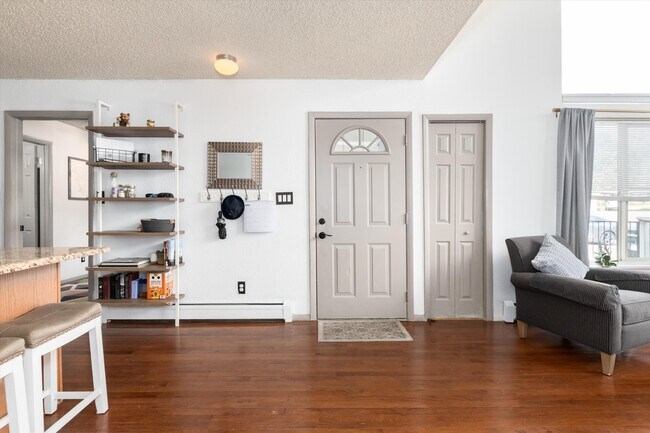 857 S Van Gordon Ct Unidad 3 Bed/2 Bath light condo